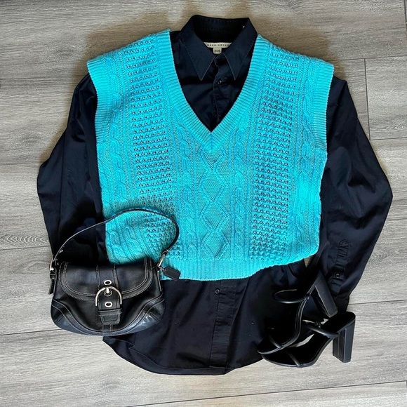 Sweaters - 3 for $25/ 💦 cute blue oversized knit sweater vest.